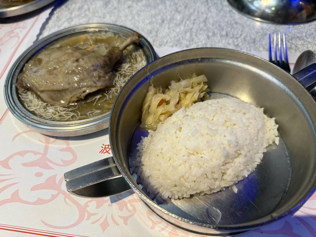 波麗路的招牌菜之一「法國鴨子飯」,是台法融合的變奏美味。 (古謝未玲 攝)