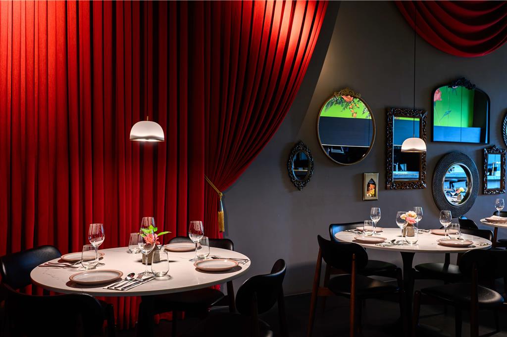  「夏花餐室」雙廚四手餐會，13道精采餐點架構堆疊的主廚套餐，帶領食客體驗傳統與創新並存的印度菜。（夏花餐室提供）