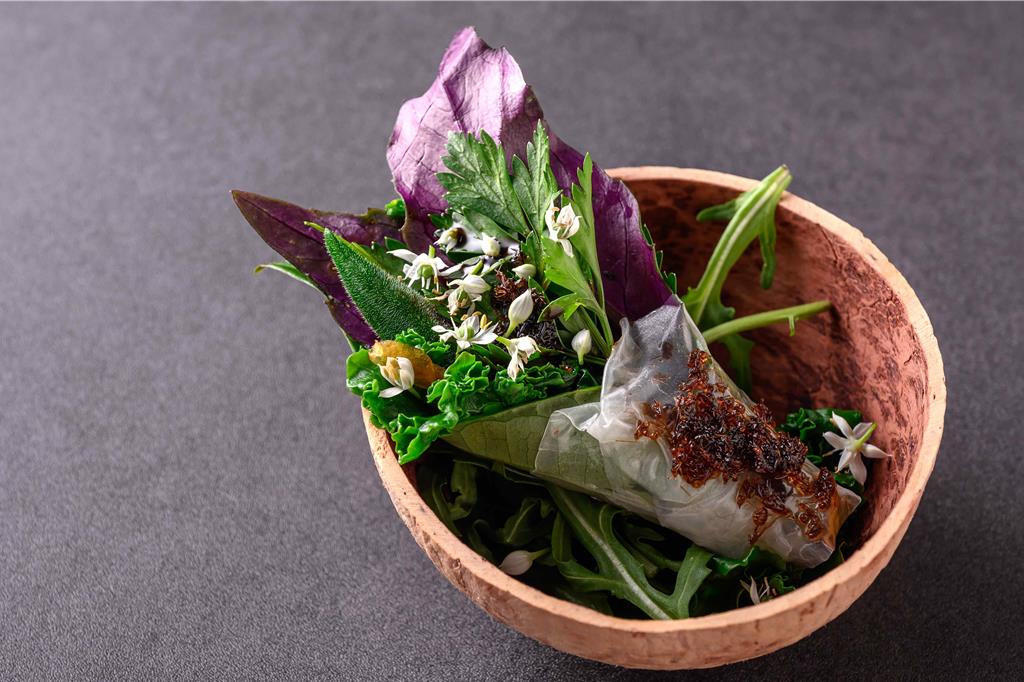  「夏花餐室」雙廚四手餐會，13道精采餐點架構堆疊的主廚套餐，帶領食客體驗傳統與創新並存的印度菜。（夏花餐室提供）