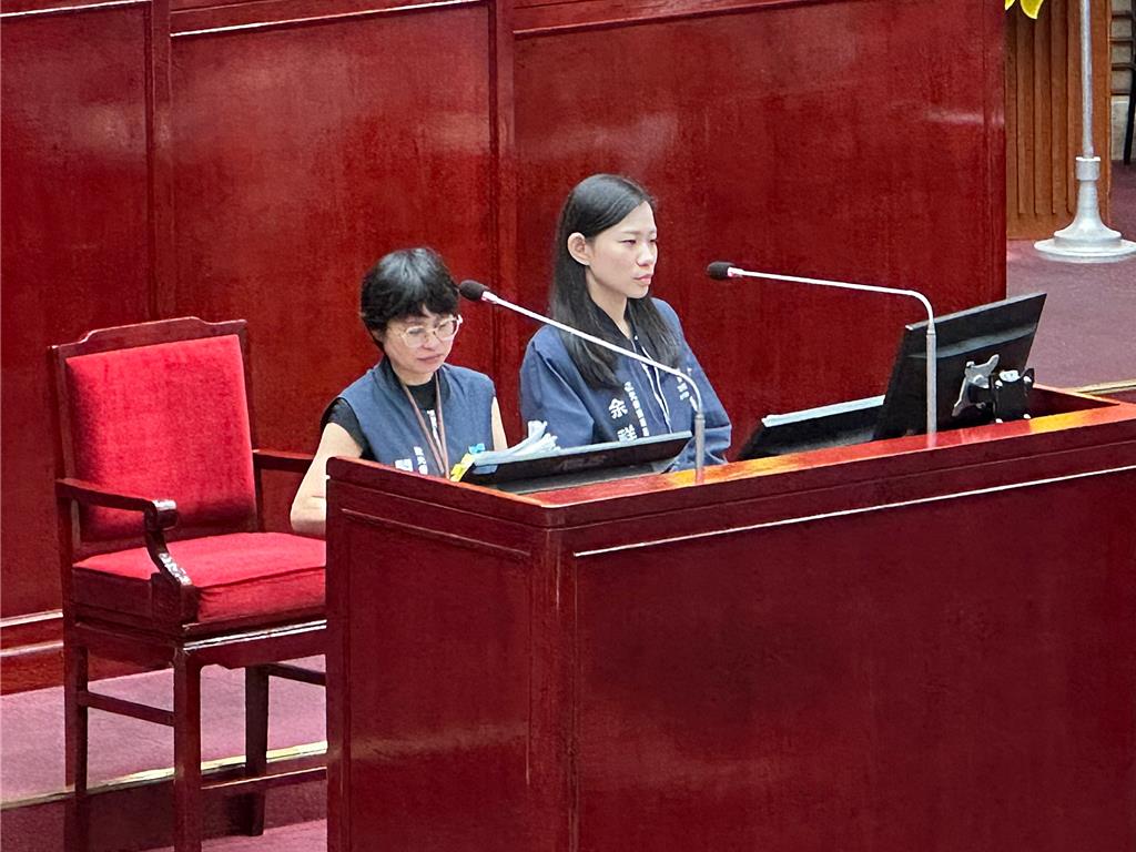 國民黨台北市議員徐弘庭11日指出，今年日租套房違法的案件數比往年更多，但罰則並沒有隨之增加，讓業者「罰不怕」。觀傳局長余祥（右）表示，會依照中央法規調整，裁處也會加重加嚴。（丁上程攝）