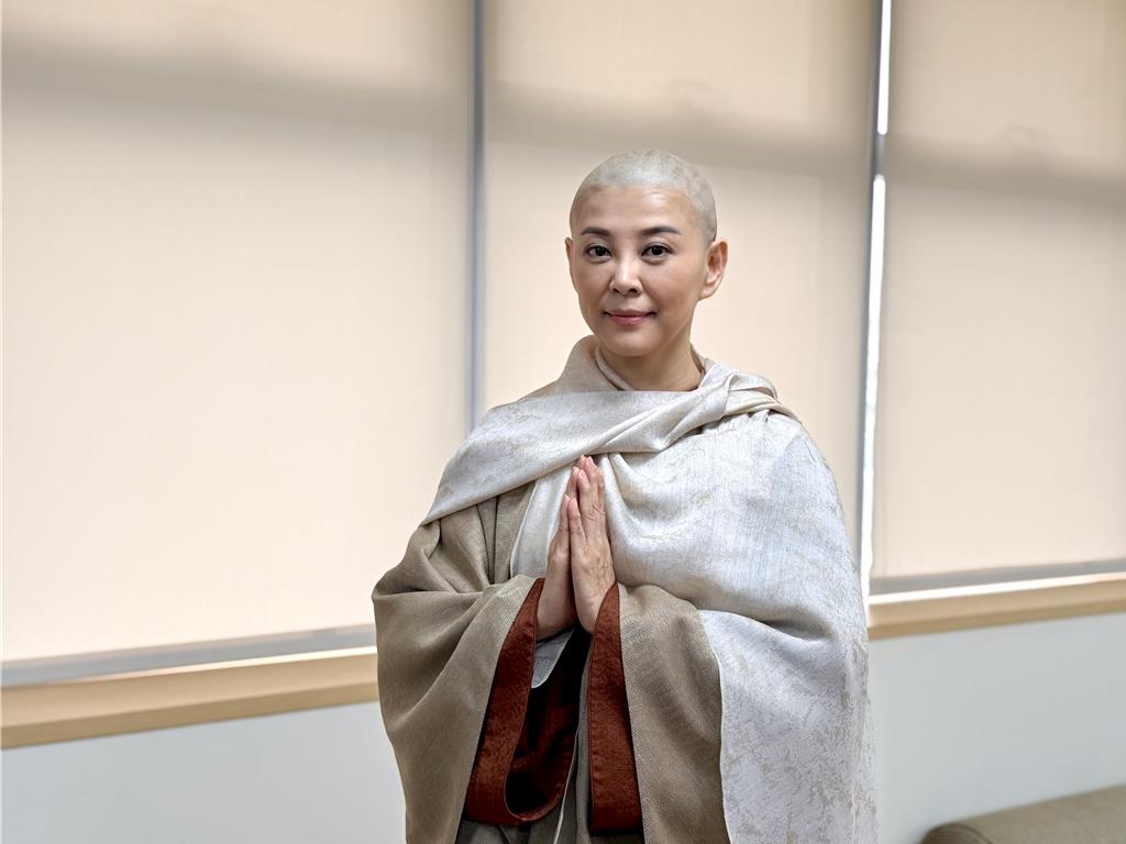 方馨剃髮出家光頭首曝光！見唐美雲為她剪第一刀：回不去了