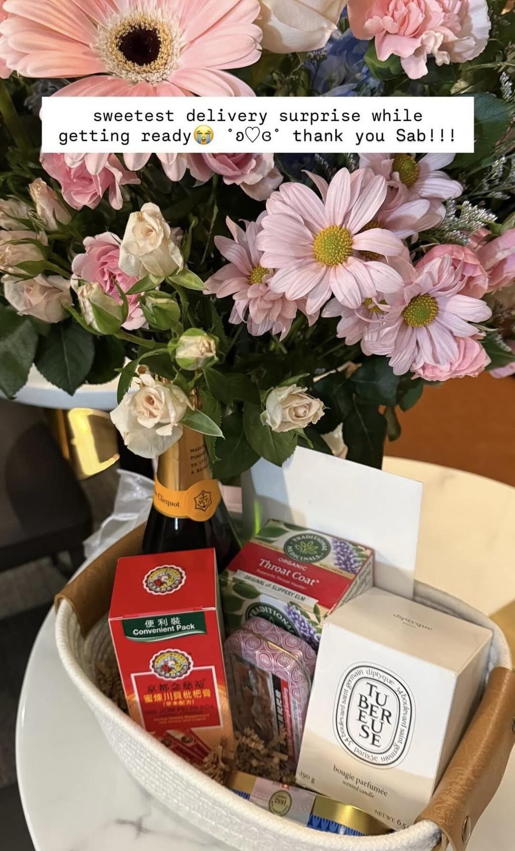 Sabrina送美國人氣歌手 Ravyn Lenaer的禮包，居然還有京都念慈菴，讓不少亞洲粉絲感到十分熟悉。（摘自Ravyn Lenae 限動）