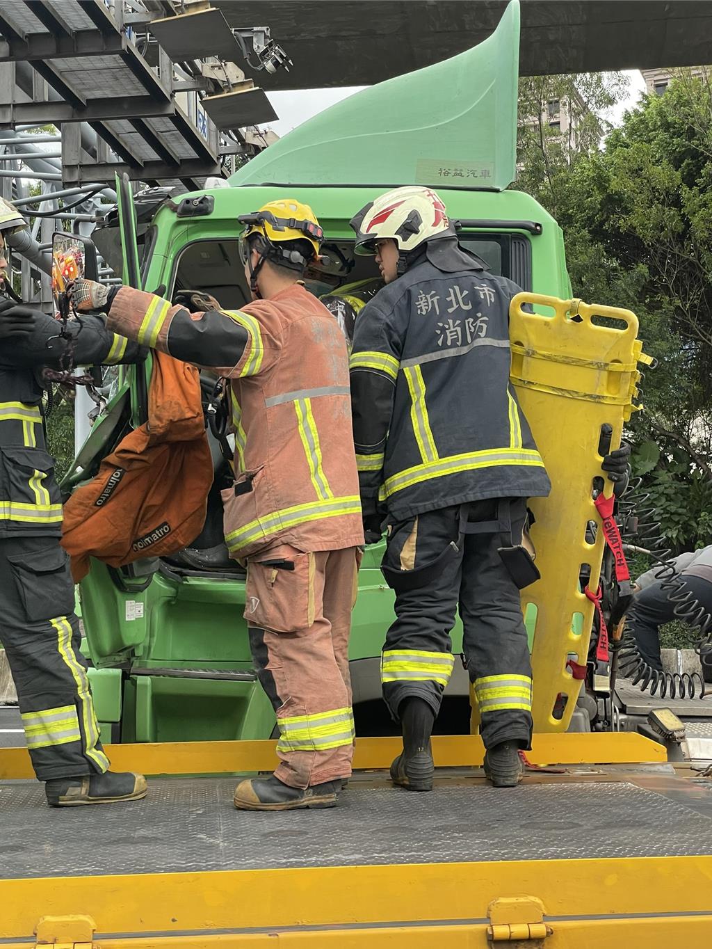國道1貨櫃車撞砂石車 駕駛未下車「無動靜」警消破窗急救人