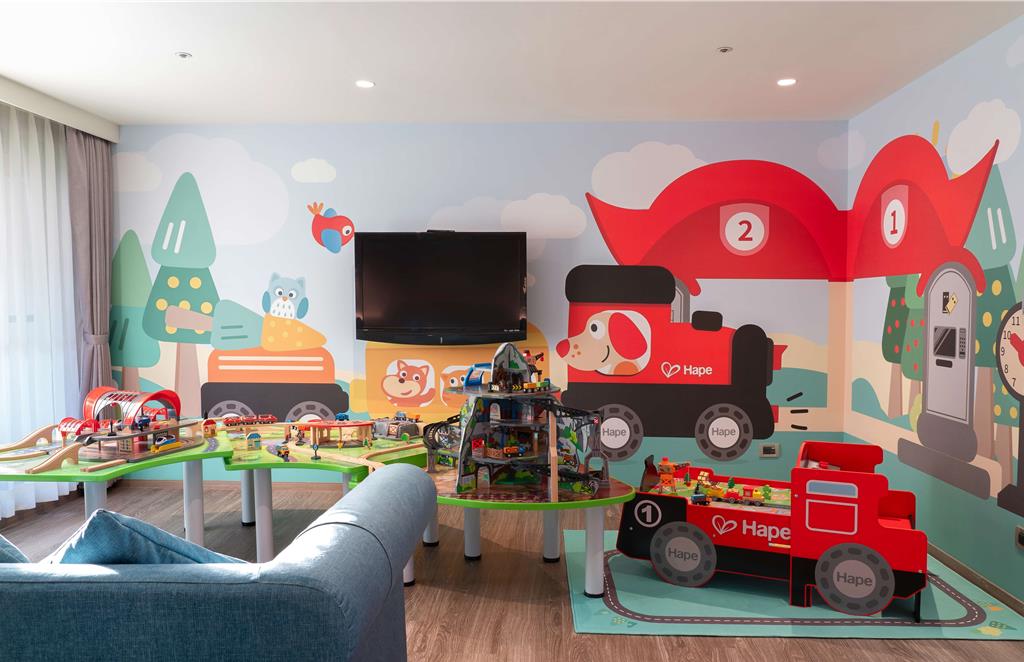 針對喜愛自由行與親子旅客，飯店特別推出「普悅同樂遊義大」住房專案，可入住Hape主題家庭房。（義大天悅飯店提供）