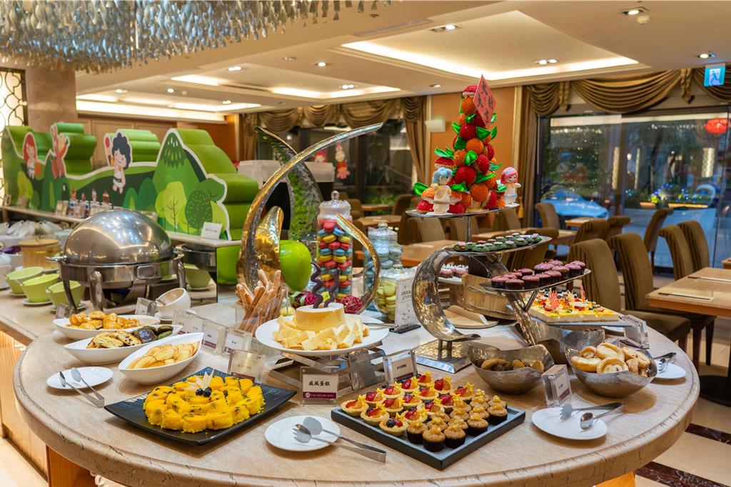 義大百匯自助餐廳祭出假日自助式下午茶雙人同行優惠價1111元。（義大天悅飯店提供）