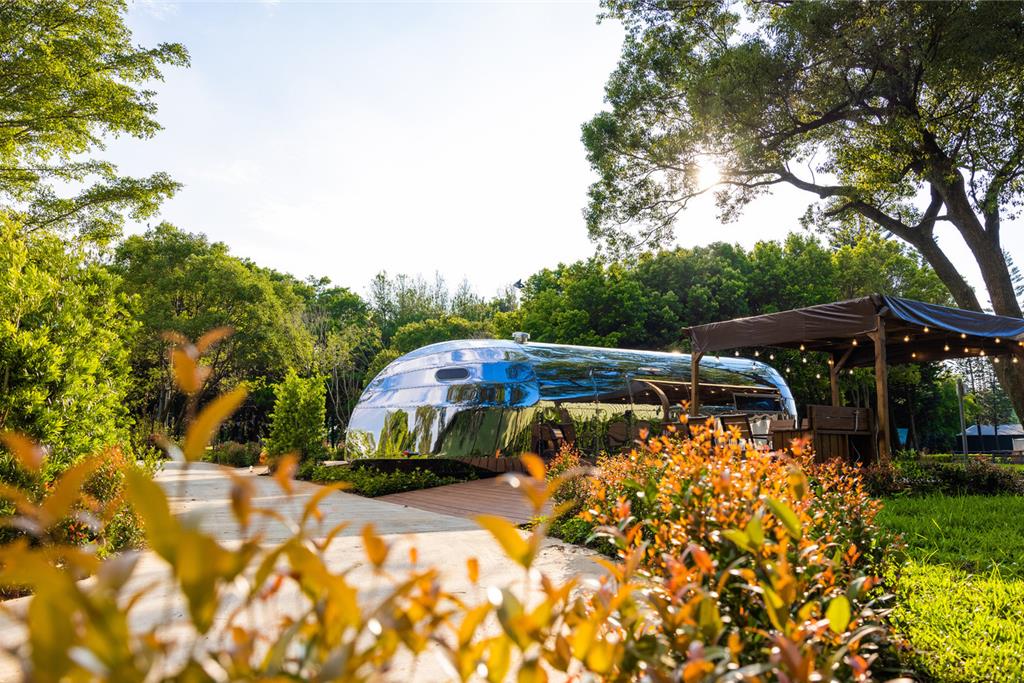 俐落的流星號配置獨立木棧板休憩區，一車一棚，享受悠閒氛圍。（天成飯店集團提供）