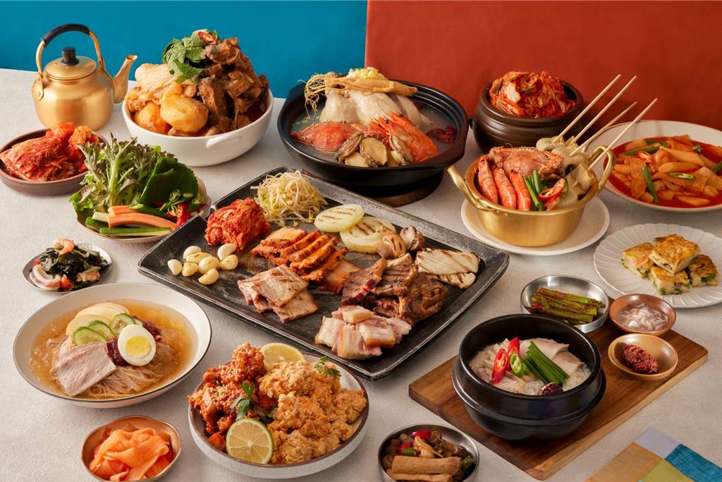 「十二廚」自助餐廳「萬元聚餐專案」,平日晚餐時段8人同行花費10,000元,現省近4000元。(台北喜來登大飯店提供)