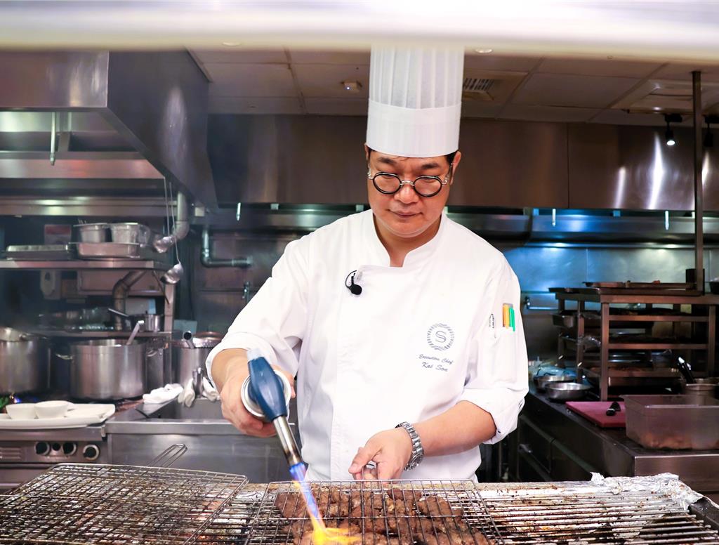 「十二廚」由韓國明星主廚孫榮(KAI)領軍,帶來松葉蟹、生猛海鮮、爐烤牛排等一系列韓國經典美饌吃到飽。(陳韻萍攝)