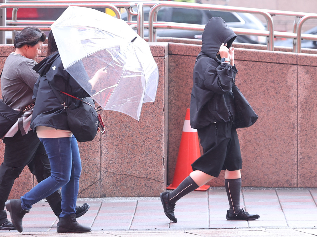 不只宜蘭「2地也紫爆」!10縣市豪大雨特報 下到早上