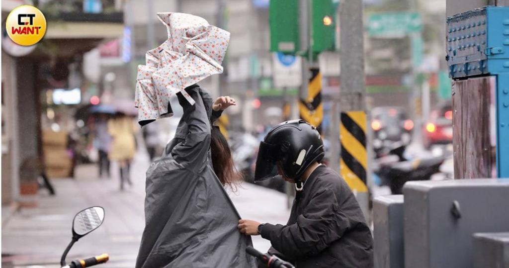 颱風假照上班？龜山員工被逼北上　主管一句話全網氣炸：快去勞工局