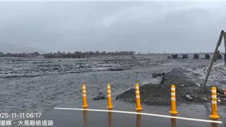 影》鳳凰進逼！馬太鞍溪暴漲淹沒便橋 台9線成水道