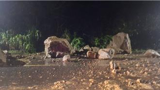 鳳凰颱風挾雨襲北海岸　野柳港清晨落石一度阻路