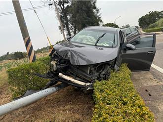 開車自撞路燈稈「車頭全毀」  金男子肋骨斷裂送醫