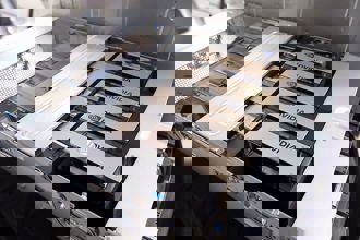 辉达GB300出货翻倍！纬创、鸿海、广达、纬颖...4檔老AI出运了 谁潜在涨幅86％？大摩最新目标价1次看