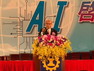 黃仁勳送一件皮衣！工總潘俊榮竟送別人「太小穿不下」