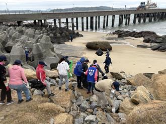 金門塔山電廠淨灘 200人撿拾350公斤垃圾守護美麗海岸