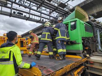 快訊》國1高公局旁2大車追撞　貨櫃車駕駛夾困