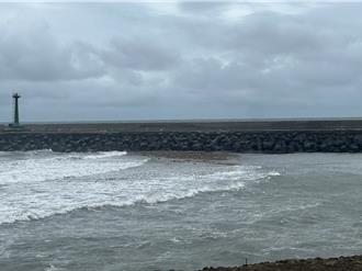 竹圍漁港港嘴砂石堆積、永安漁港北堤胸牆遭沖毀　農業局：排期改善中