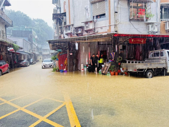 影》凤凰颱风豪雨！苏澳爆小型土石流 滚滚泥水直衝民宅