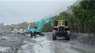 馬太鞍溪水暴漲無堤防處溢出 水利署趕放水泥消波塊防堵
