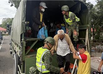 鳳凰逼近！國軍10點一級開設 第四作戰區兵力預置土石流潛勢區
