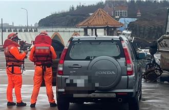 不甩颱风禁限制令！ 澎湖钓客港区垂钓遭取缔开罚