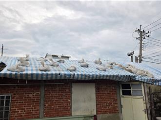 未修屋顶再迎颱风！急拉帆布防二次灾害 黄伟哲：戒慎恐惧防范