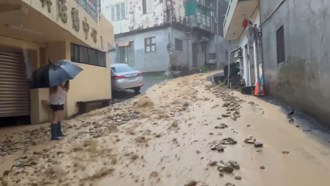 凤凰来袭！南方澳惊见土石流　黄沙泥水不断流下「吓死人」