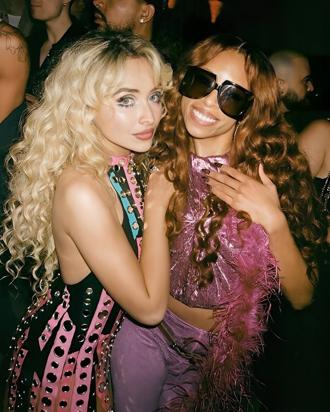 Sabrina Carpenter 巡演禮包藏驚現「亞洲神秘嗓音神器」