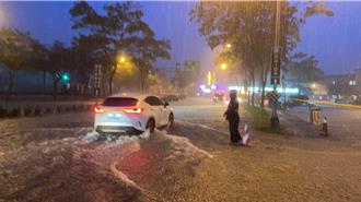 凤凰共伴豪雨狂炸！苏澳淹水深及成人肩 军方出动AAV7救援