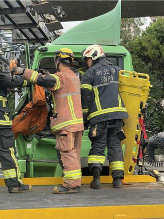 国道1货柜车撞砂石车　驾驶未下车「无动静」警消破窗急救人