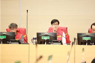 11月怪颱鳳凰來襲！高雄不敢大意 陳其邁宣布12日停班課