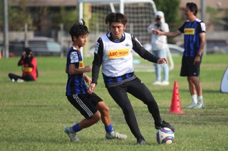 足球》ABC Mart青訓營 柏木陽介秀技術 橋本英郎給建言