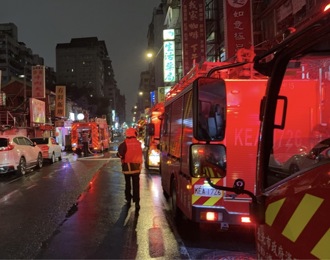 快讯》万华深夜惊传火警！贵阳街公寓蜡烛酿祸　2女送医