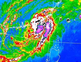 天氣》鳳凰颱風明晚登陸高屏！宜蘭3地時雨量破百 大台北整夜暴雨