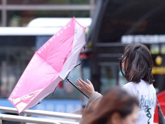天氣》鳳凰颱風明晚登陸高屏！宜蘭3地時雨量破百 大台北整夜暴雨