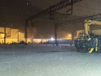 苏澳新站月台险遭淹没！ 犹如神隐少女「海上列车」