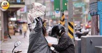 颱风假照上班？龟山员工被逼北上　主管一句话全网气炸：快去劳工局