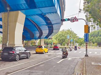 左營高架橋下 機車左轉指引不良