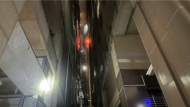 高雄市前鎮區鄭和南路一棟15樓大樓的9樓發生火警，消防局立即出動14車、44名人員前往搶救，上百名居民緊急疏散，火勢迅速撲滅，所幸無人受傷。（消防局提供）