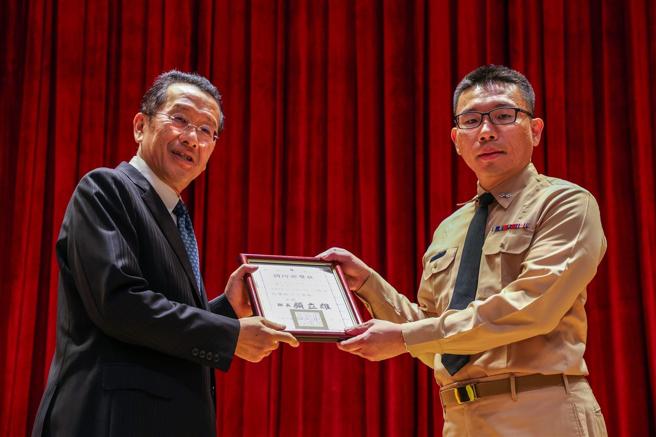 国防部长顾立雄昨日主持「国军114年优良军医人员暨绩优卫勤部队表扬大会」，颁奖表扬获奖单位及人员，肯定军医体系长期以来在医疗服务、战备支援及灾害防救等领域卓越贡献，期勉他们持续秉持「专业、使命、服务」精神追求卓越，成为国家最坚实后盾。
（记者连琳摄）