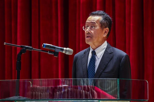  顾部长昨日颁奖表扬优良军医人员。（记者连琳摄）