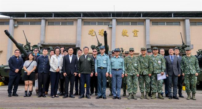  立法院外交及國防委員會考察團昨日前往陸軍裝甲訓練指揮部，考察戰備整備實況。
（記者王子昌攝）