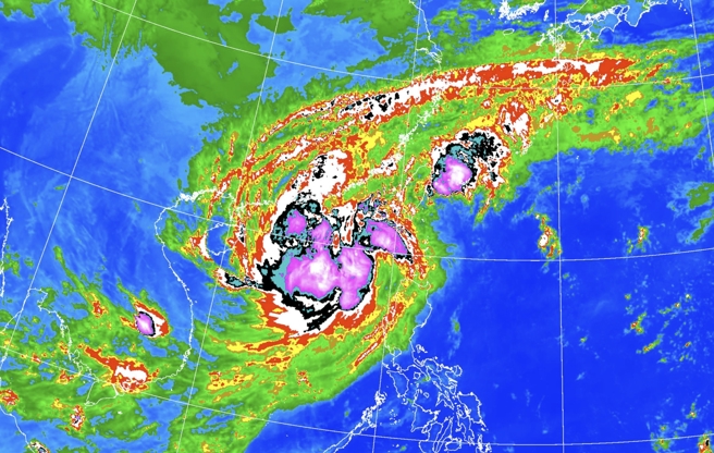 鳳凰強度持續減弱，但對台灣威脅不減。氣象專家吳德榮表示，北部、東部會有致災性暴雨。（圖／中央氣象署）