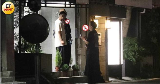 差不多每三十分鐘王大陸與友人便要出來抽菸透氣。（圖／本刊攝影組）