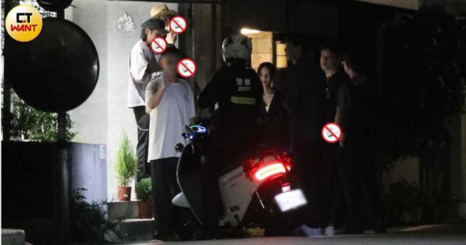 深夜11點多，疑似因有民眾檢舉，警察前來餐廳關心。（圖／本刊攝影組）