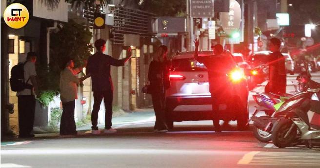 王大陸與沐軒和一名男性友人道別後上車駛離。（圖／本刊攝影組）