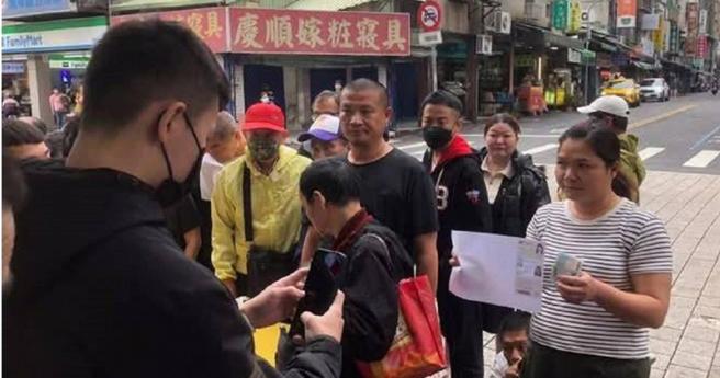 北市万华区龙山寺前传出，民眾提供双证件就可获得1000元现金。（图／民眾提供）