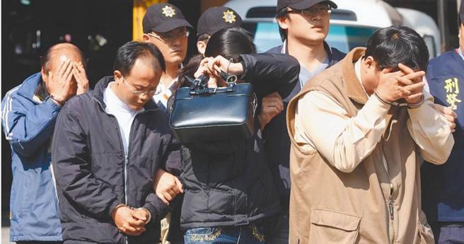 2008年间，无良老板李宪璋（右一）于新北市淡水区经营民宿「老董的家」，对街友进行「养套杀」，涉嫌诈领高额保险金，被判处期徒刑14年。（图／报系资料照）