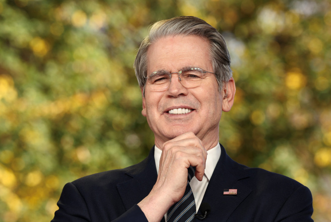 美國財政部長貝森特解釋，川普提出的關稅紅利可能並非直接支付。（圖／路透社）